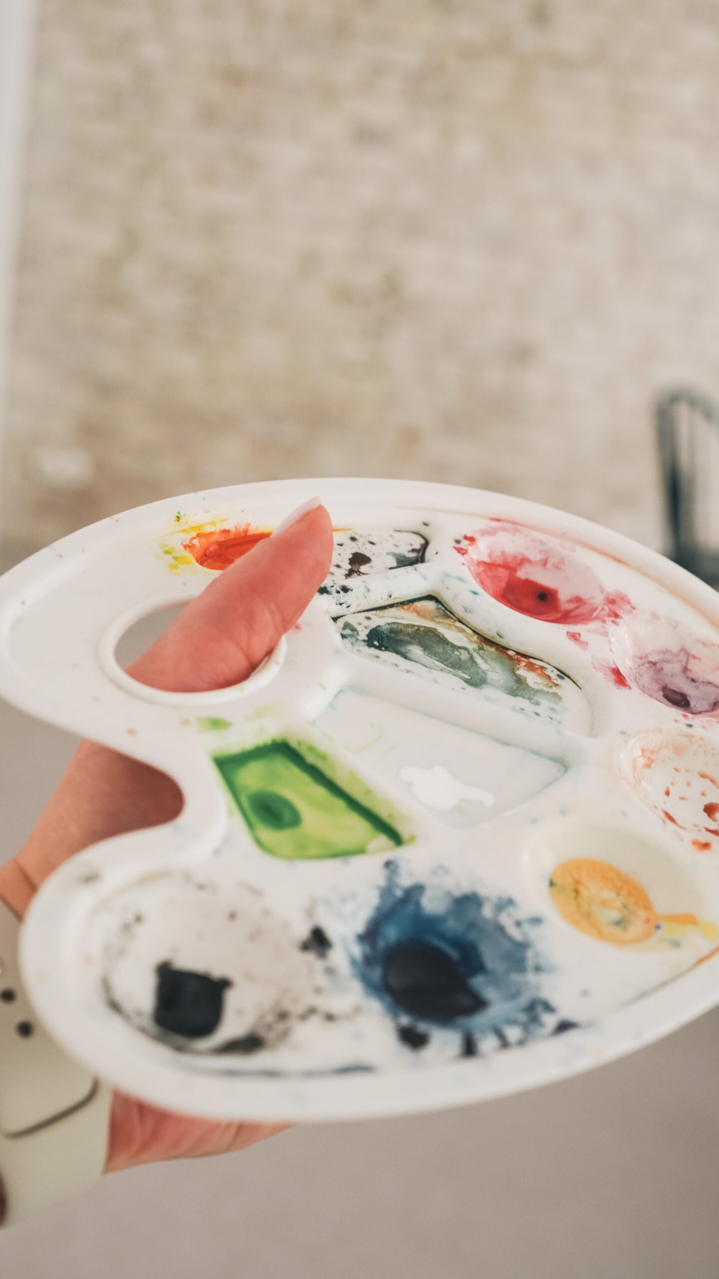 Kunst & Brot - Heide Röger mit einer Palette für Farbe - Alles für dein Kunstbusiness als erfolgreiche Künstlerin, die Geld mit ihrer Kunst verdient