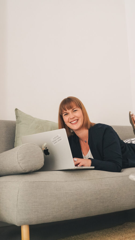 Kunst & Brot - Heide Röger arbeitet am Laptop als Unternehmerin - Alles für dein Kunstbusiness als erfolgreiche Künstlerin, die Geld mit ihrer Kunst verdient