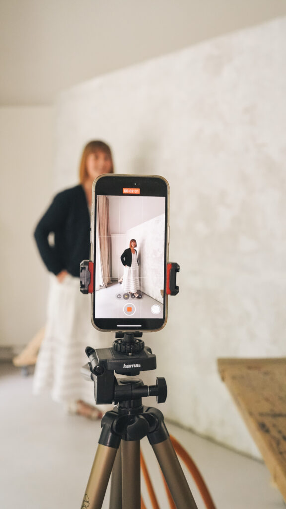 Kunst & Brot - Heide Röger nimmt ein Video mit dem Smartphone für Instagram auf - Alles für dein Kunstbusiness als erfolgreiche Künstlerin, die Geld mit ihrer Kunst verdient
