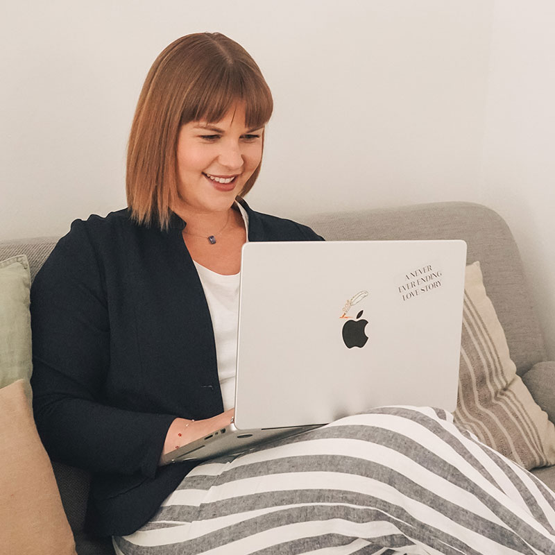 Kunst & Brot, Heide Röger am Laptop beim Ausarbeiten einer Instagram-Strategie für Künstler